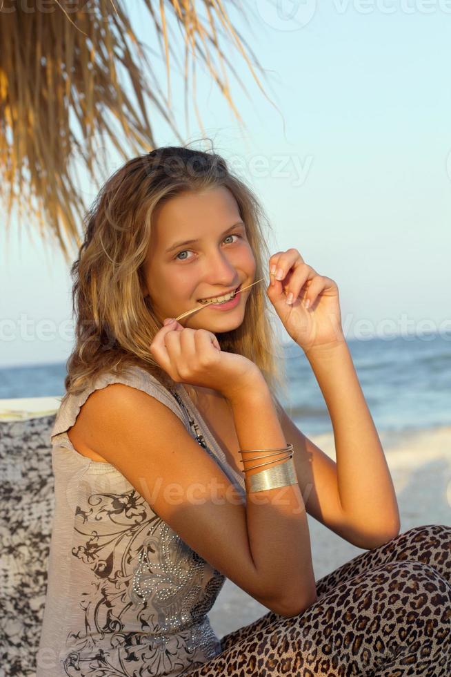 portret van gelukkig tiener- meisje foto