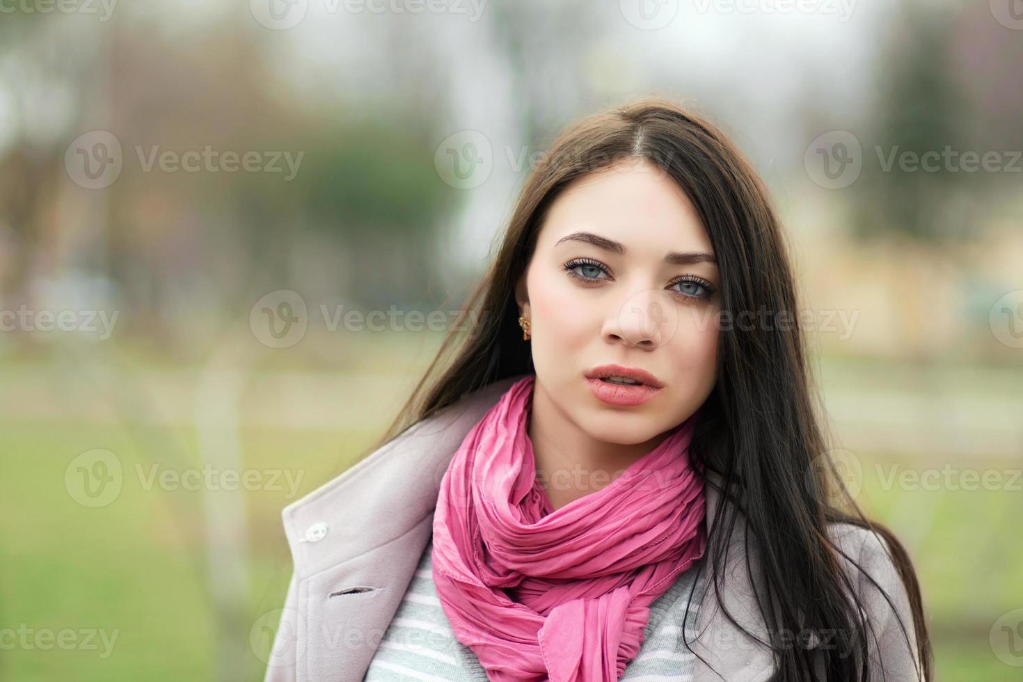 portret van jong brunette foto