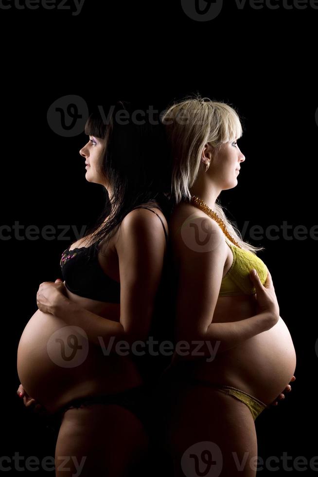 zwanger blond en brunette. geïsoleerd foto