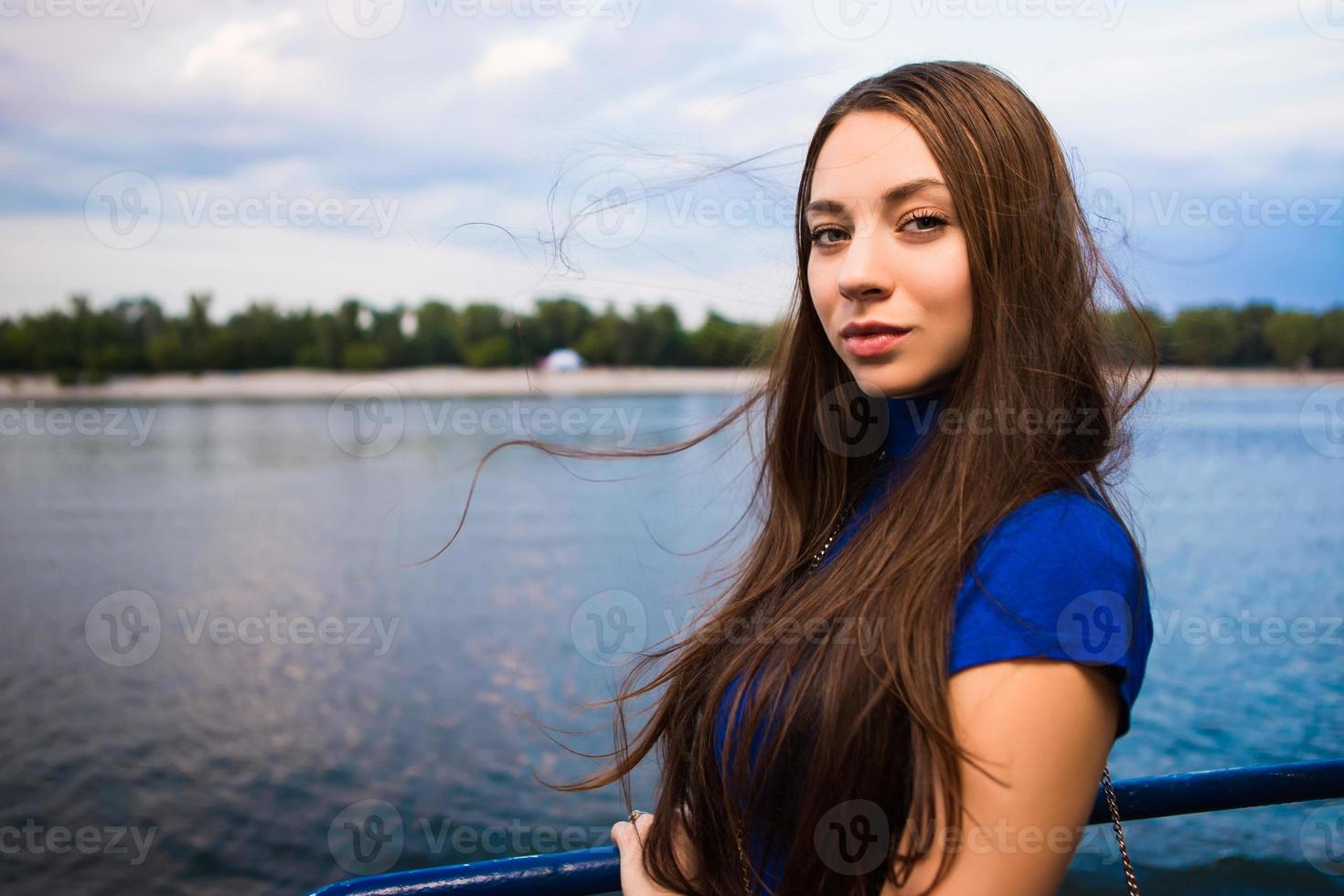 portret van mooie jonge vrouw foto