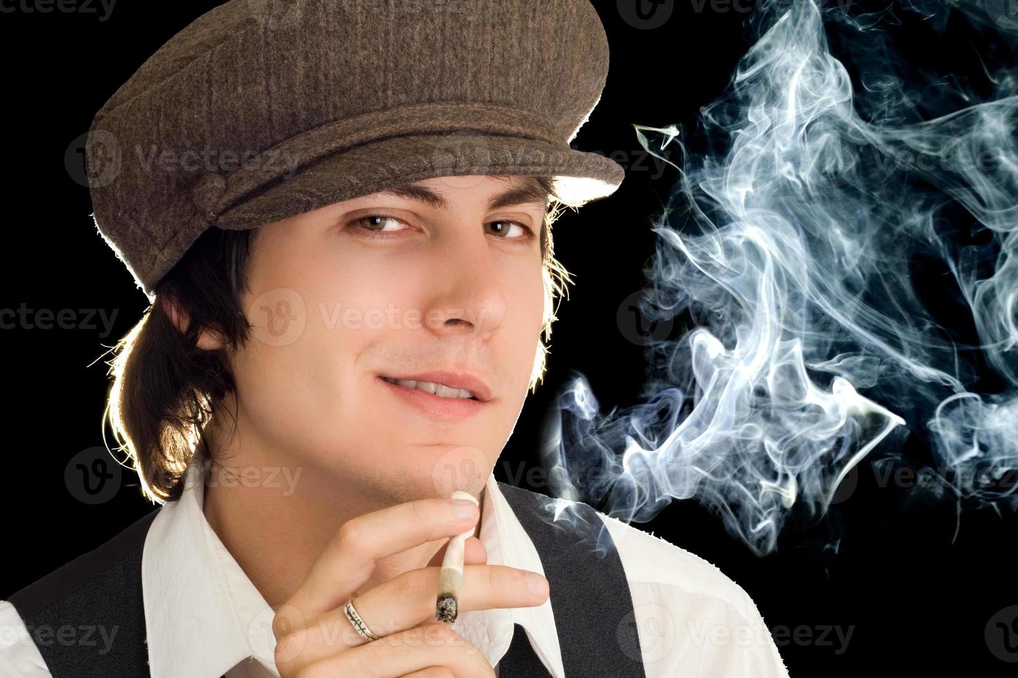 jong Mens roken een sigaret in wijnoogst kleren foto