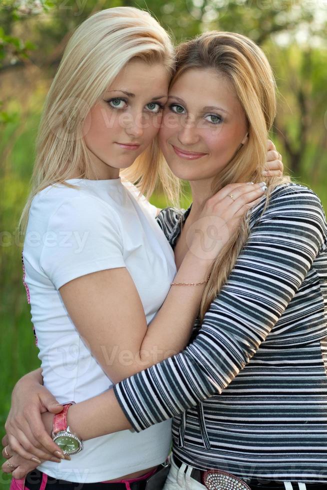 portret van twee mooi jong blond foto