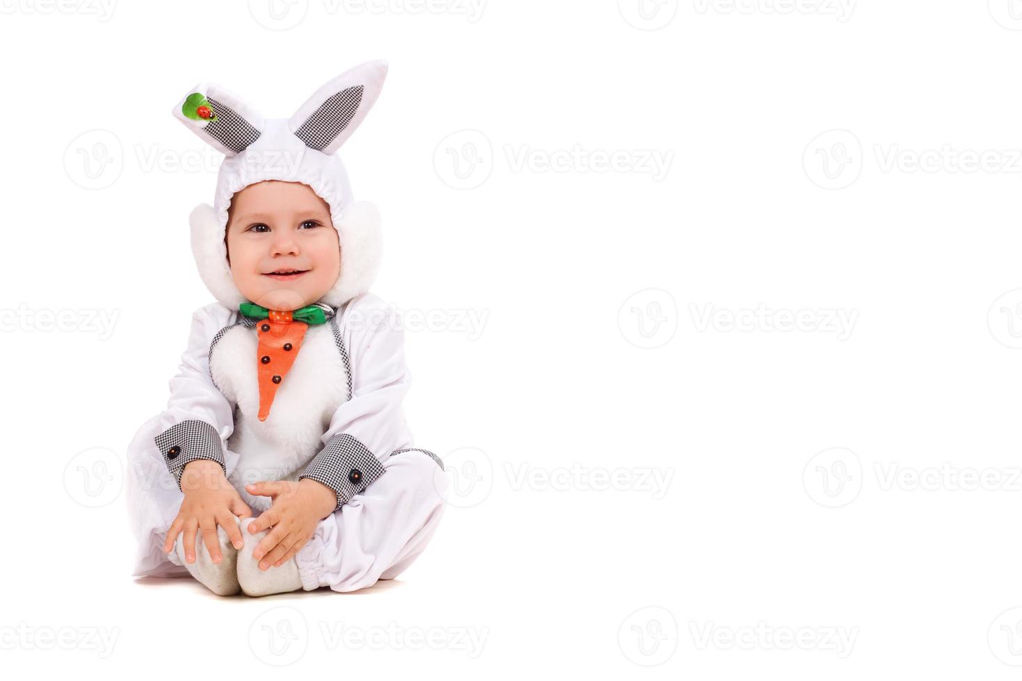 weinig jongen gekleed net zo konijn foto