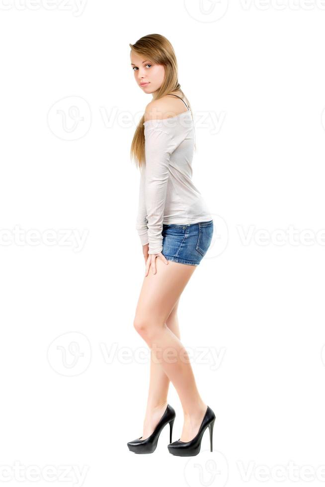 jong vrouw in jeans shorts foto