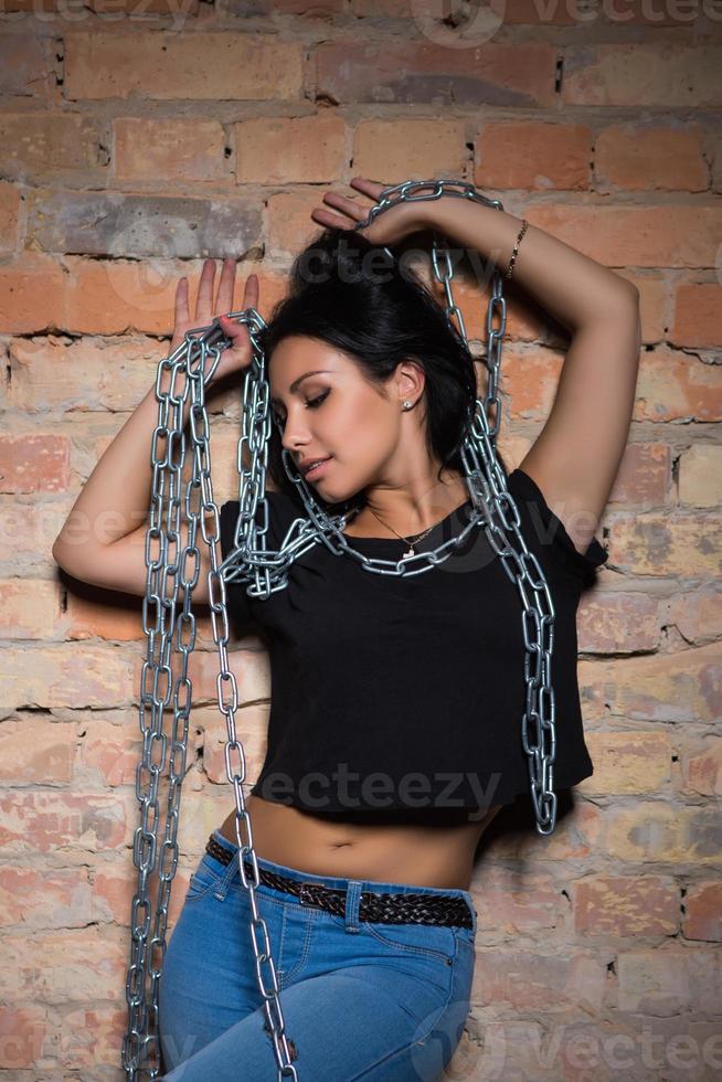 mooi vrouw vervelend blauw jeans en zwart t-shirt foto