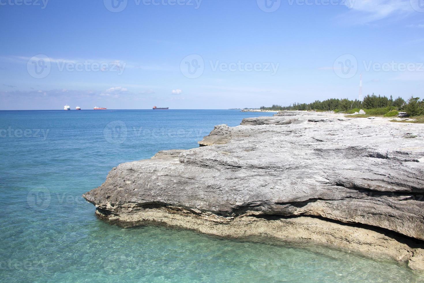 groots Bahama eiland geërodeerd kust en industrieel schepen foto