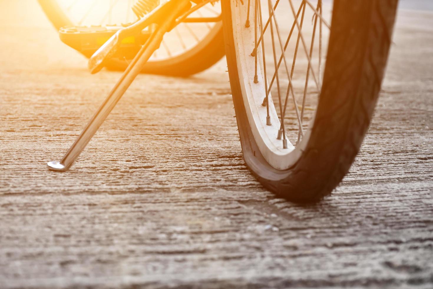 detailopname visie van fiets vlak wiel of fiets vlak band welke geparkeerd door de weg en aan het wachten naar repareren. foto