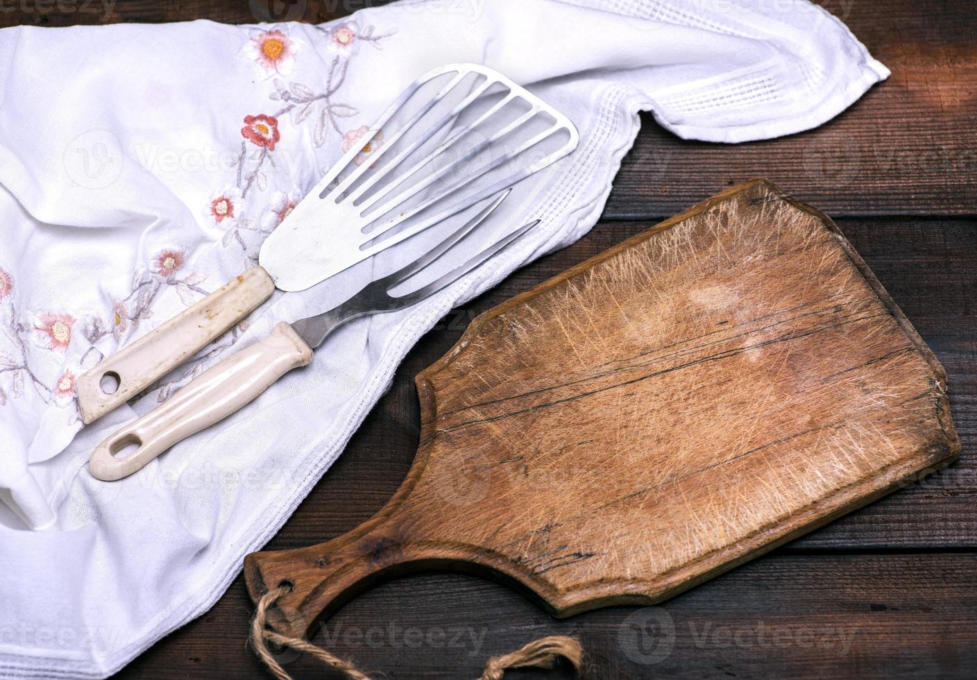 leeg keuken houten bord en keuken accessoires foto