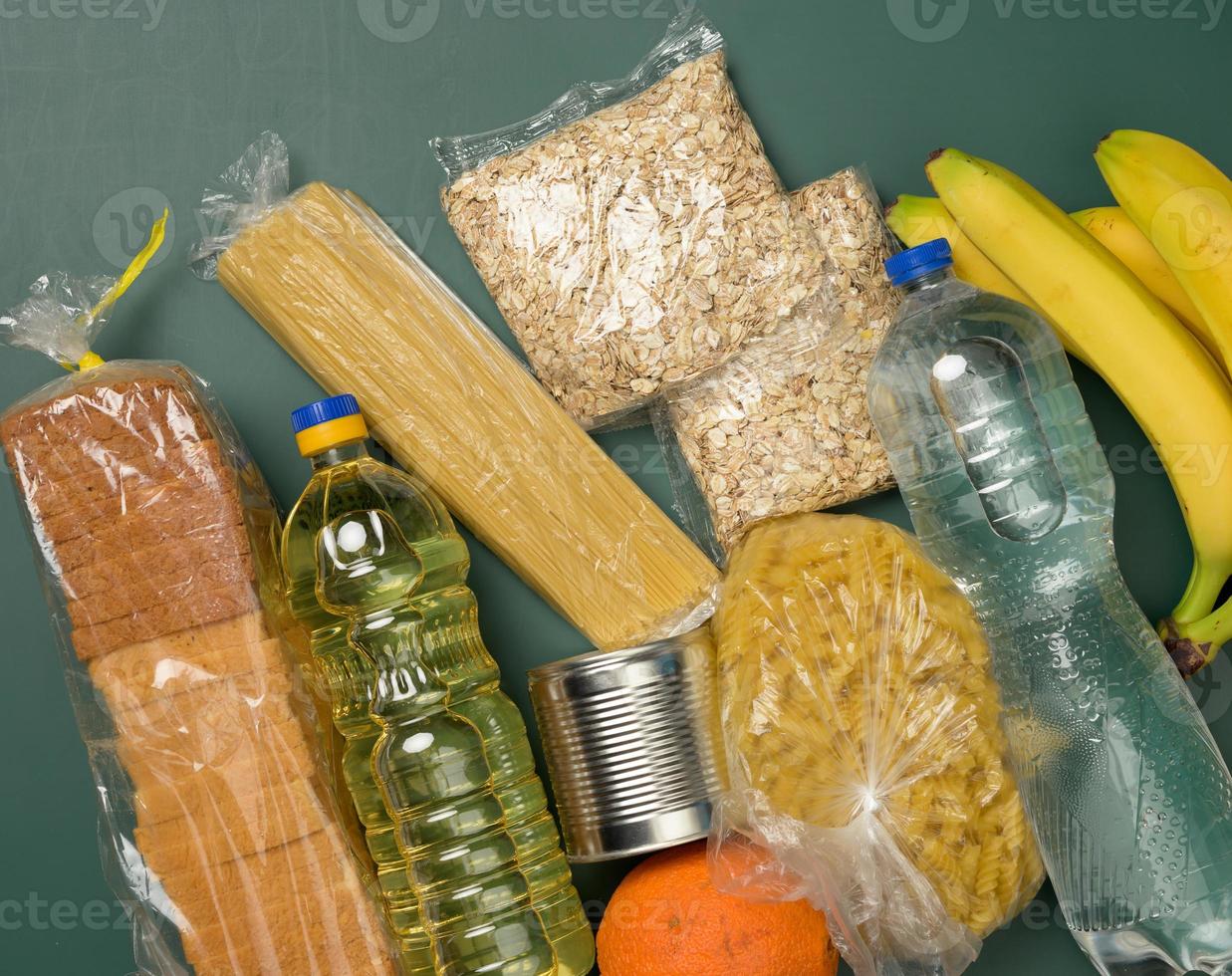 divers producten, fruit, pasta, zonnebloem olie in een plastic fles en behoud foto