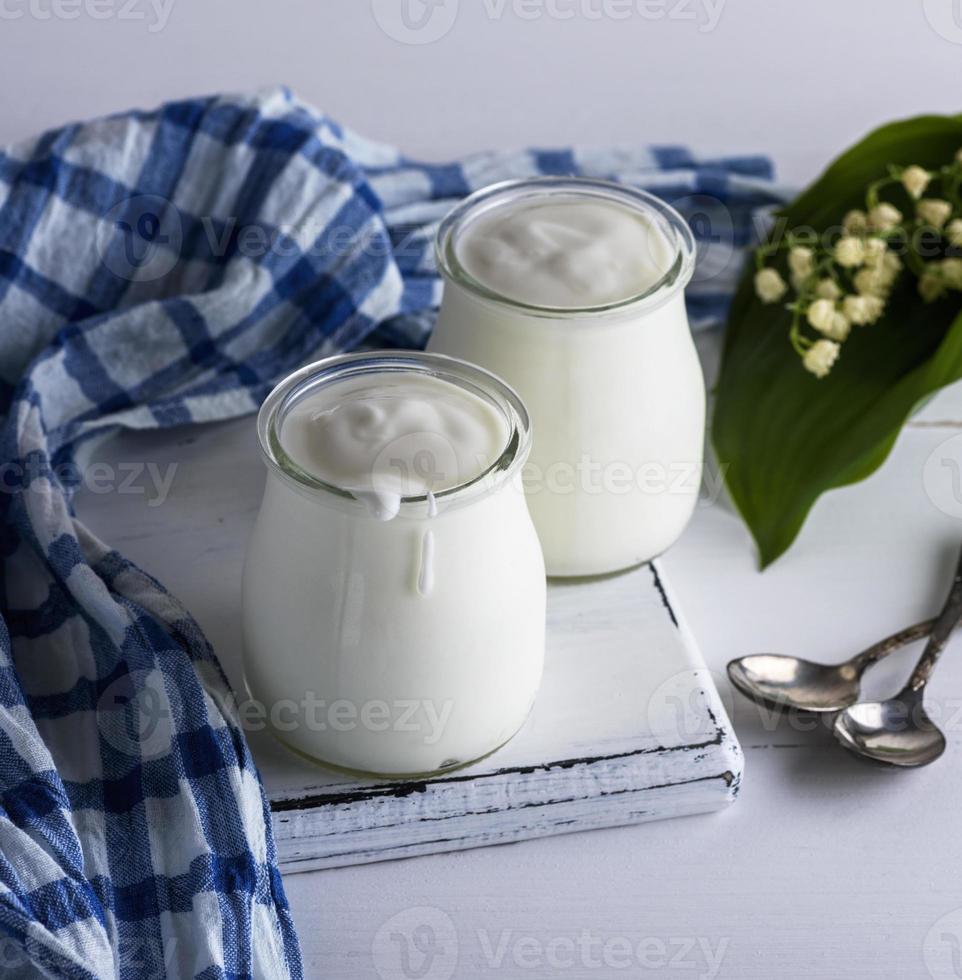 twee glas potten met eigengemaakt yoghurt foto