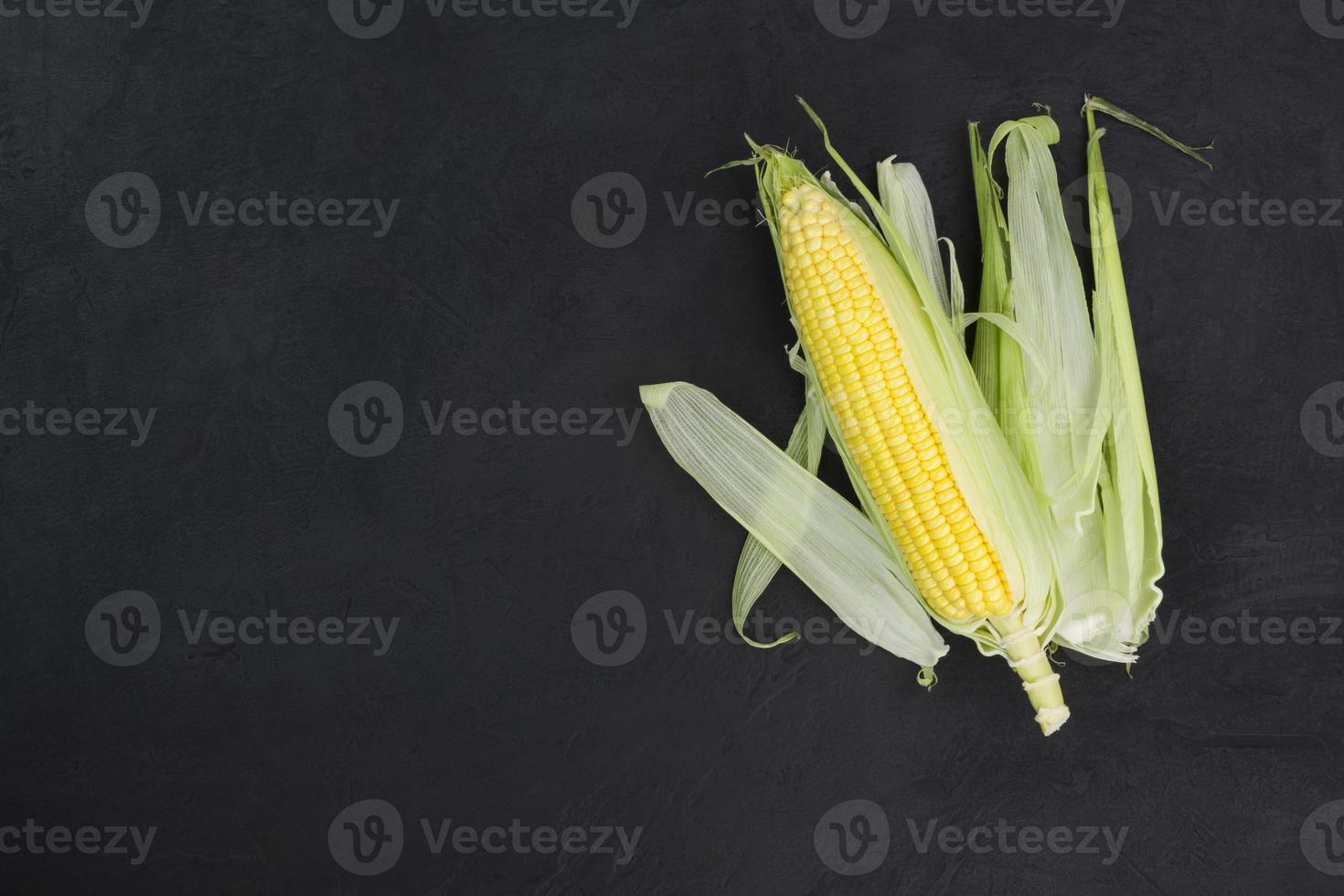 vers maïs Aan de maïskolf Aan een rustiek zwart houten tafel met kopiëren ruimte - top visie foto