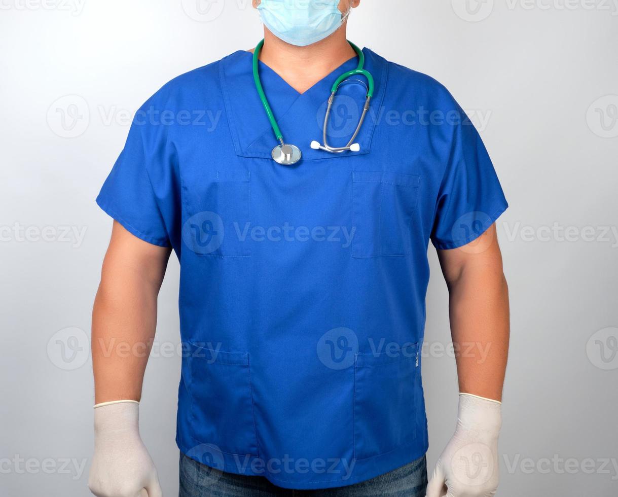 dokter in blauw uniform en latex handschoenen foto