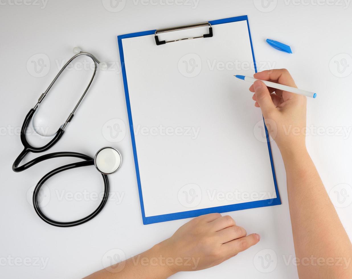 vrouw hand- Holding een pen voor schrijven een diagnose of voorschrift foto