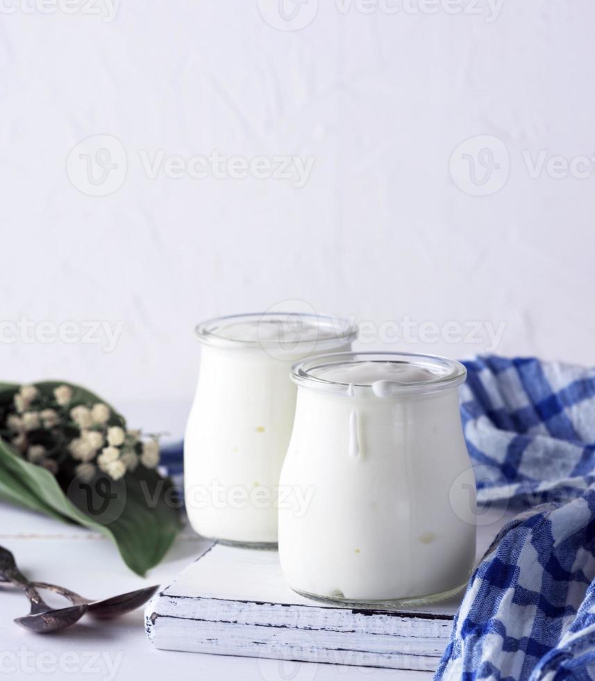 eigengemaakt yoghurt in een glas pot foto