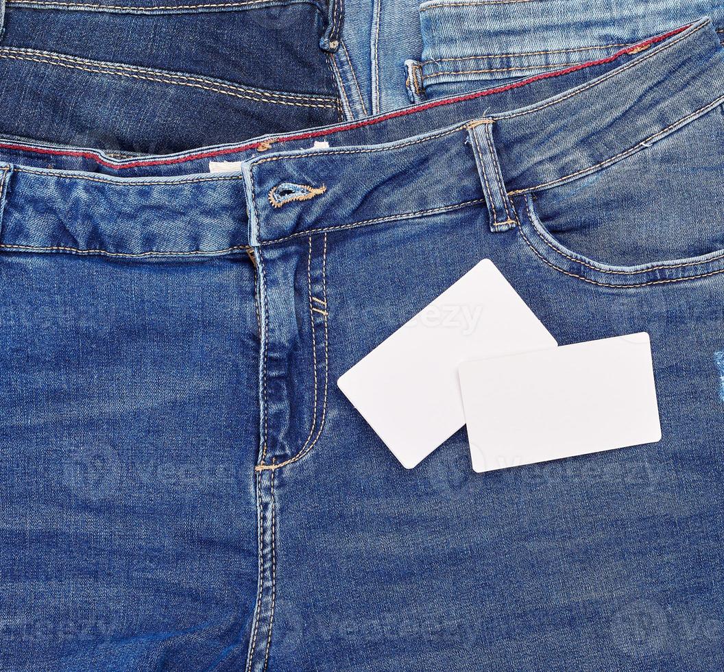 leeg papier kaart leugens Aan blauw jeans foto