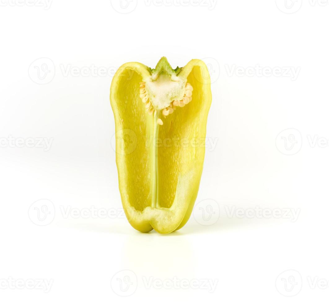 voor de helft groen peper Aan een wit achtergrond foto