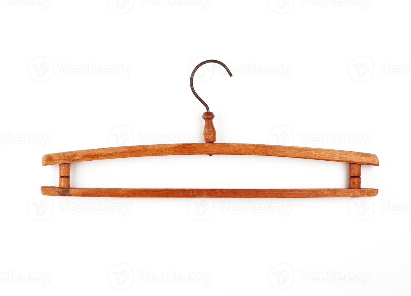 houten wijnoogst kleren hanger Aan een wit achtergrond foto