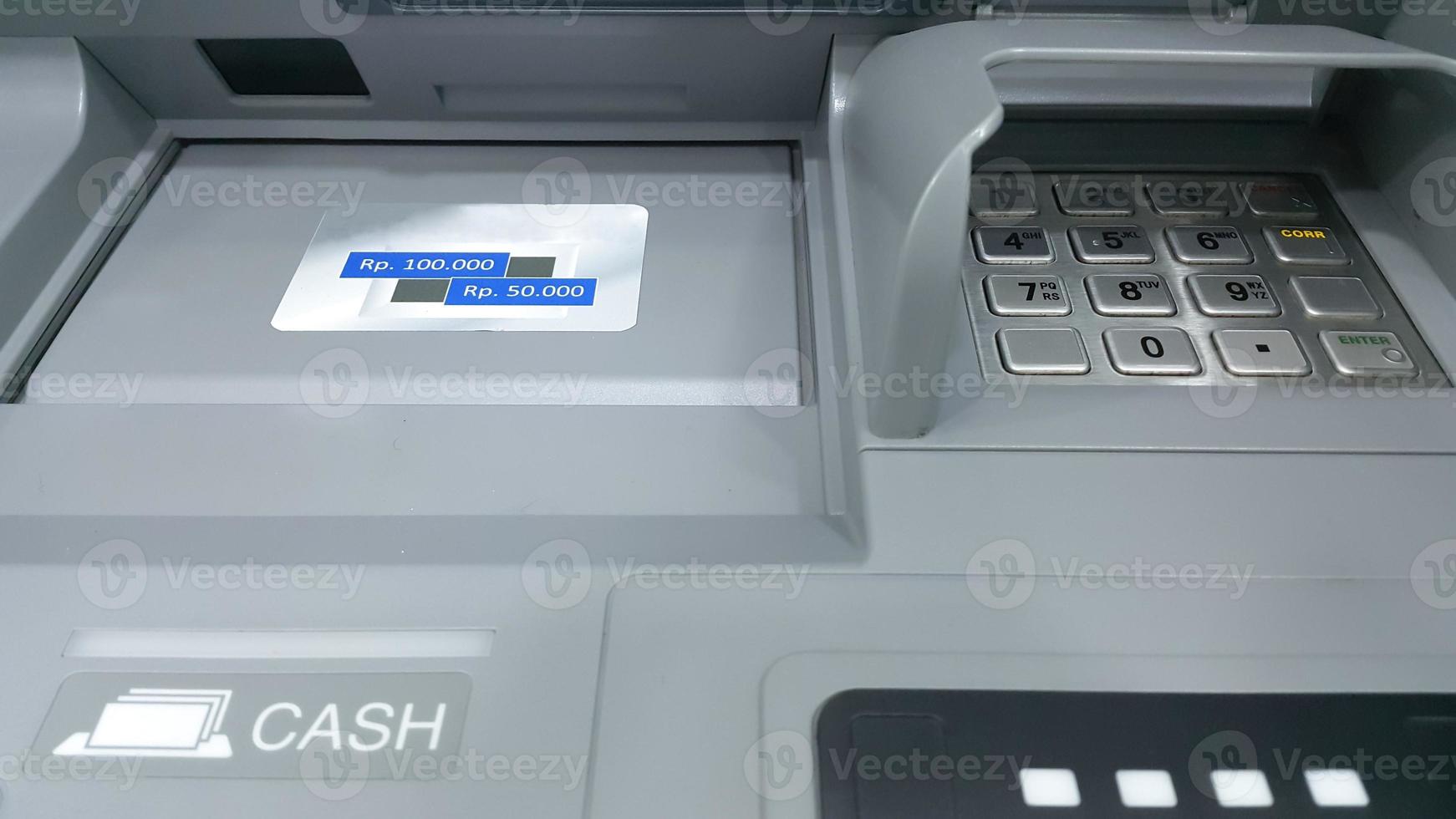 dichtbij omhoog van Geldautomaat keypad met opname. Geldautomaat machine. foto