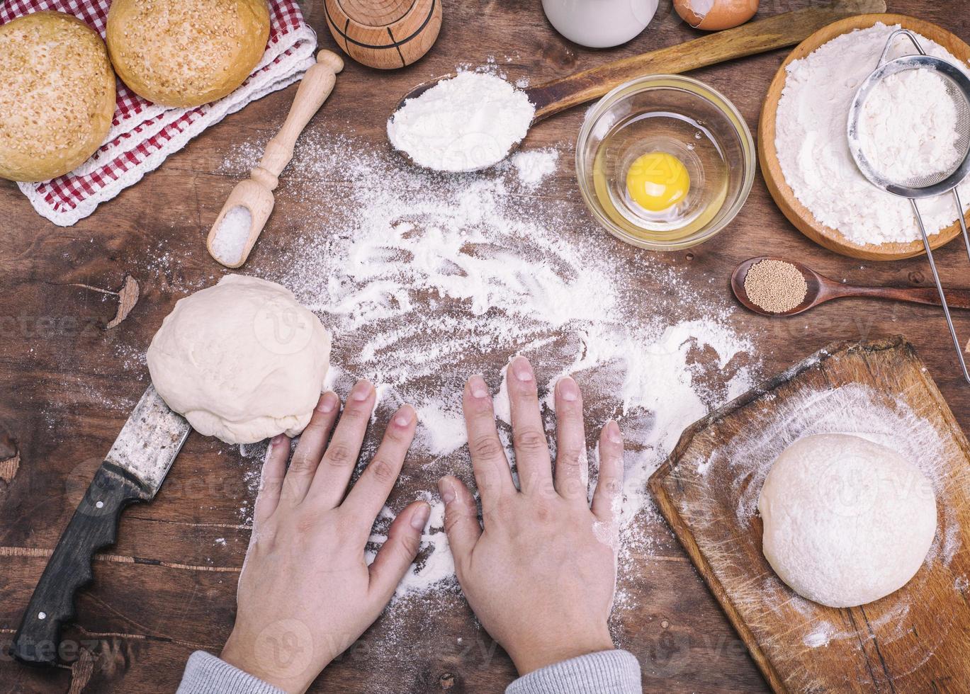 werkwijze van maken broodjes van een gist deeg foto