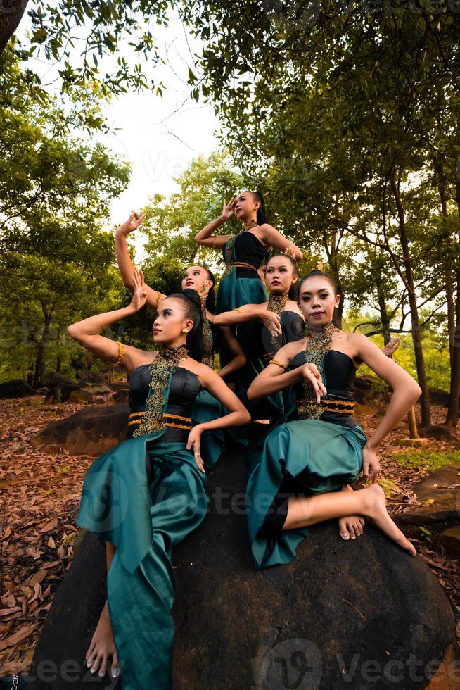 een groep van balinees mensen vervelend traditioneel groen kostuum voordat de dans festival beginnen foto