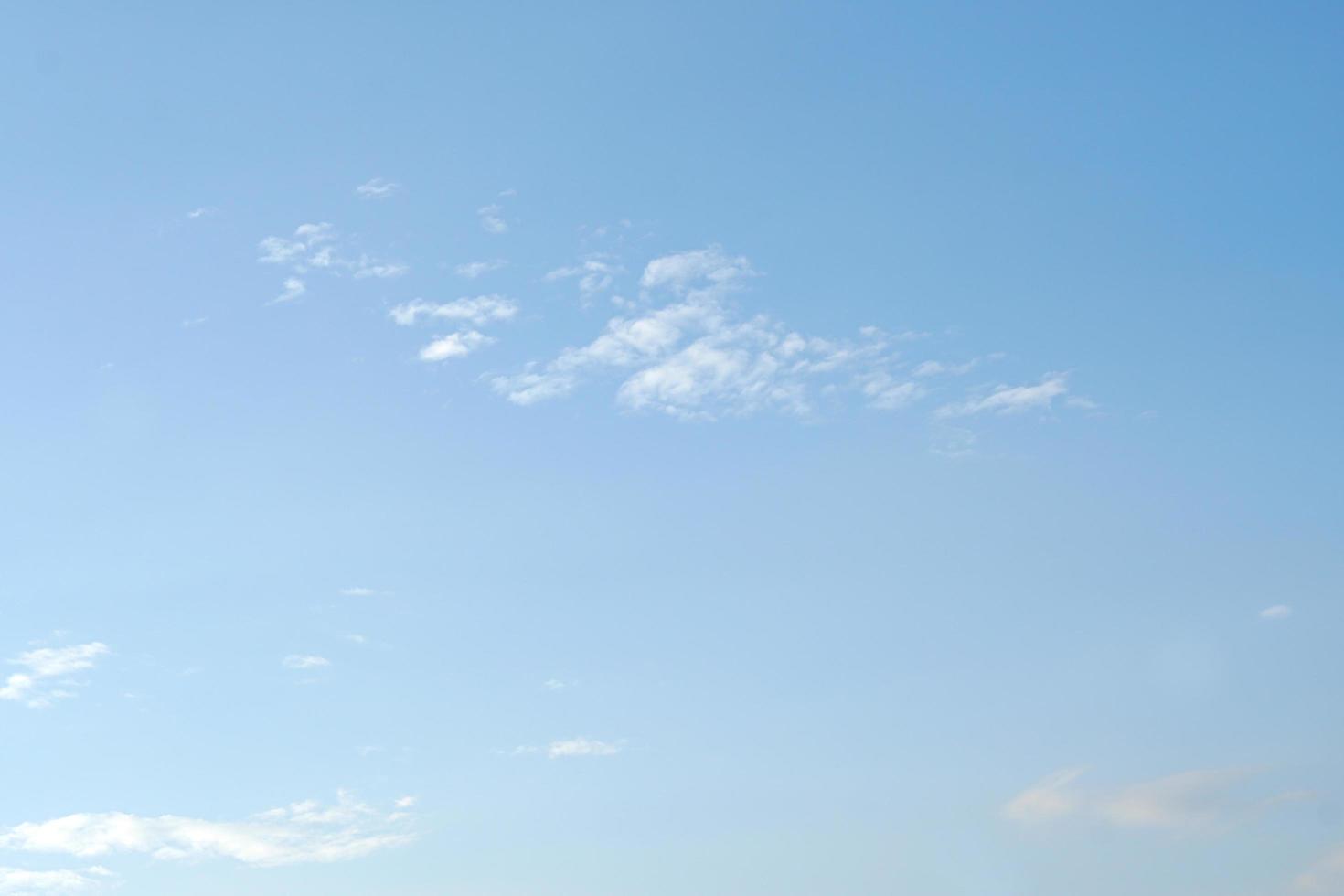 witte wolken aan de hemel foto