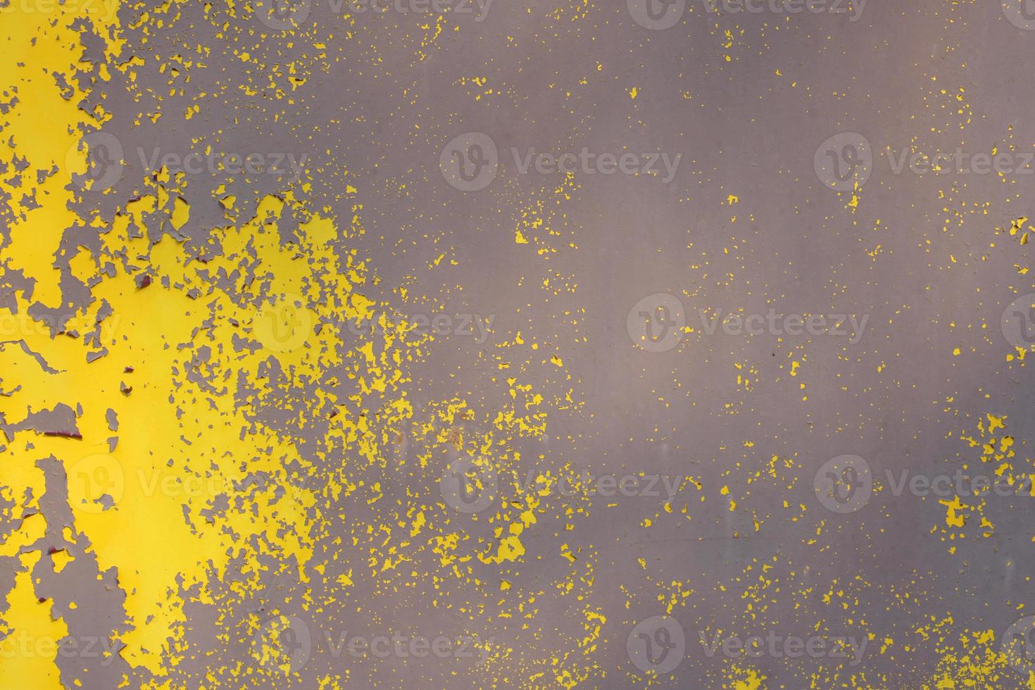 oud geel grungy metaal muur met pellen verf en roestig vlekken, industrieel achtergrond foto structuur