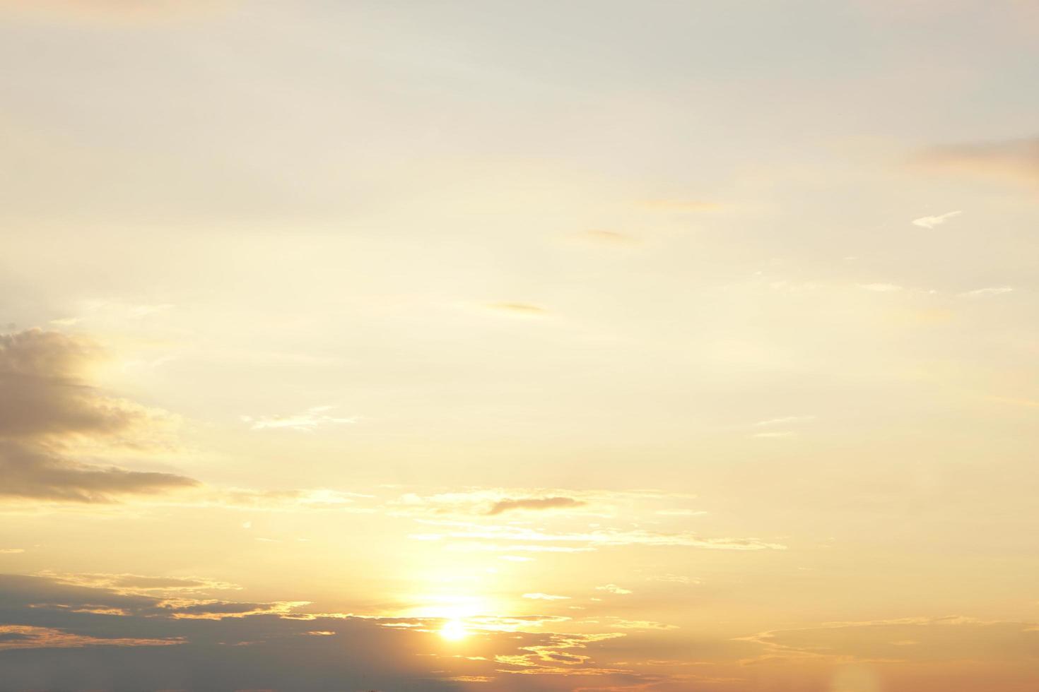 achtergrond van de instelling zon in de avond foto