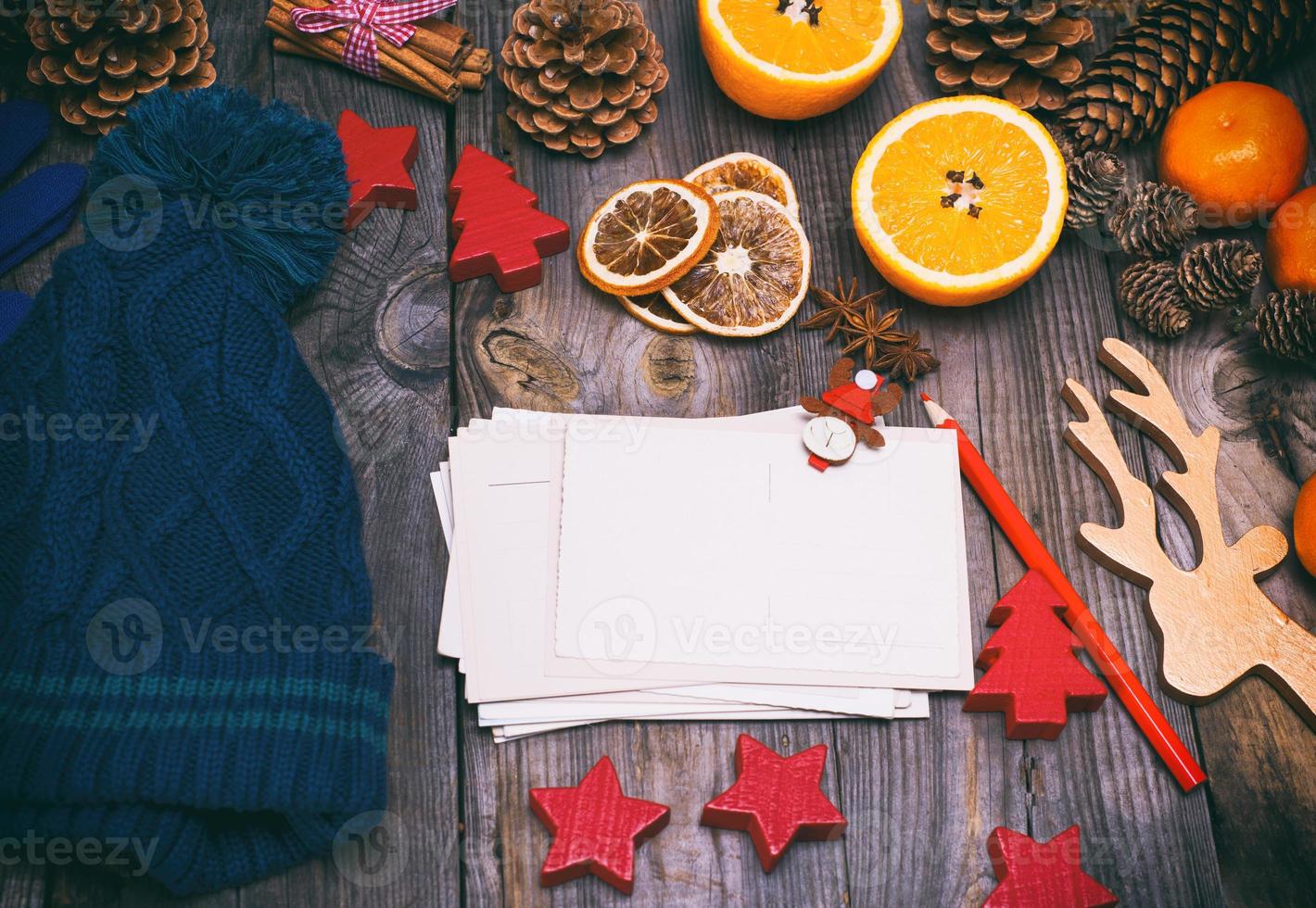 leeg wit papier ansichtkaarten, rood potlood foto