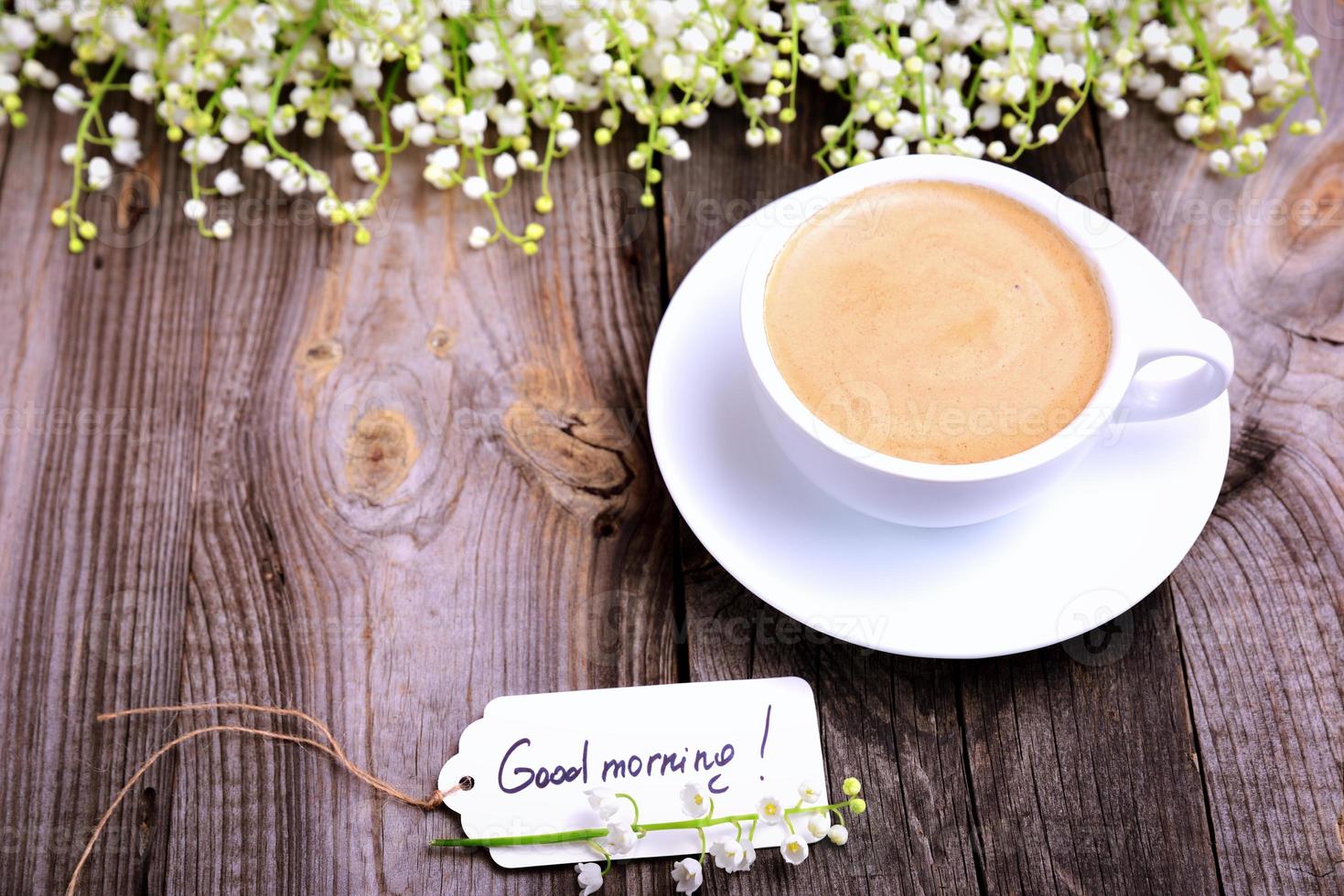 kop van koffie en een papier label met de opschrift mooi zo ochtend- foto