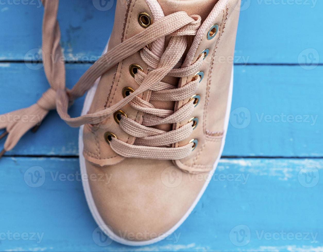 beige modieus vrouw sport- schoenen foto