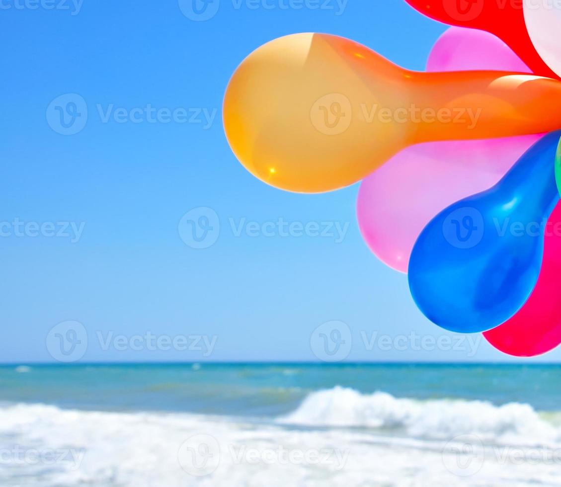 veelkleurig ballonnen tegen de achtergrond van de zee foto