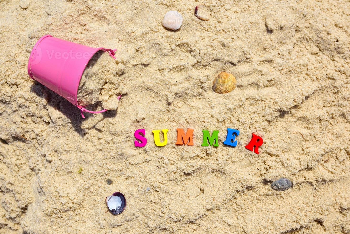 woord zomer van veelkleurig houten brieven foto