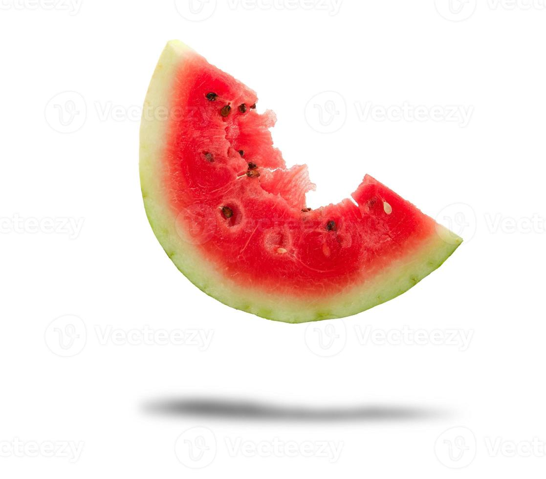 gebeten uit een stuk van rijp rood ronde watermeloen met zaden foto