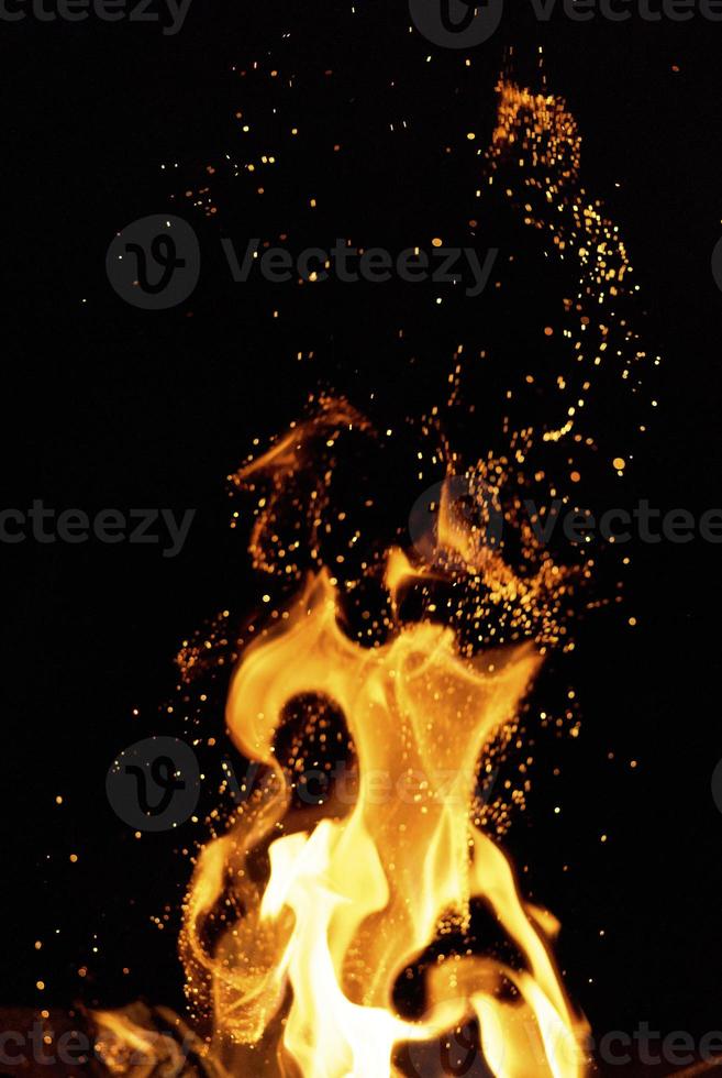 oranje brandend tongen van oranje vlam met vonken foto