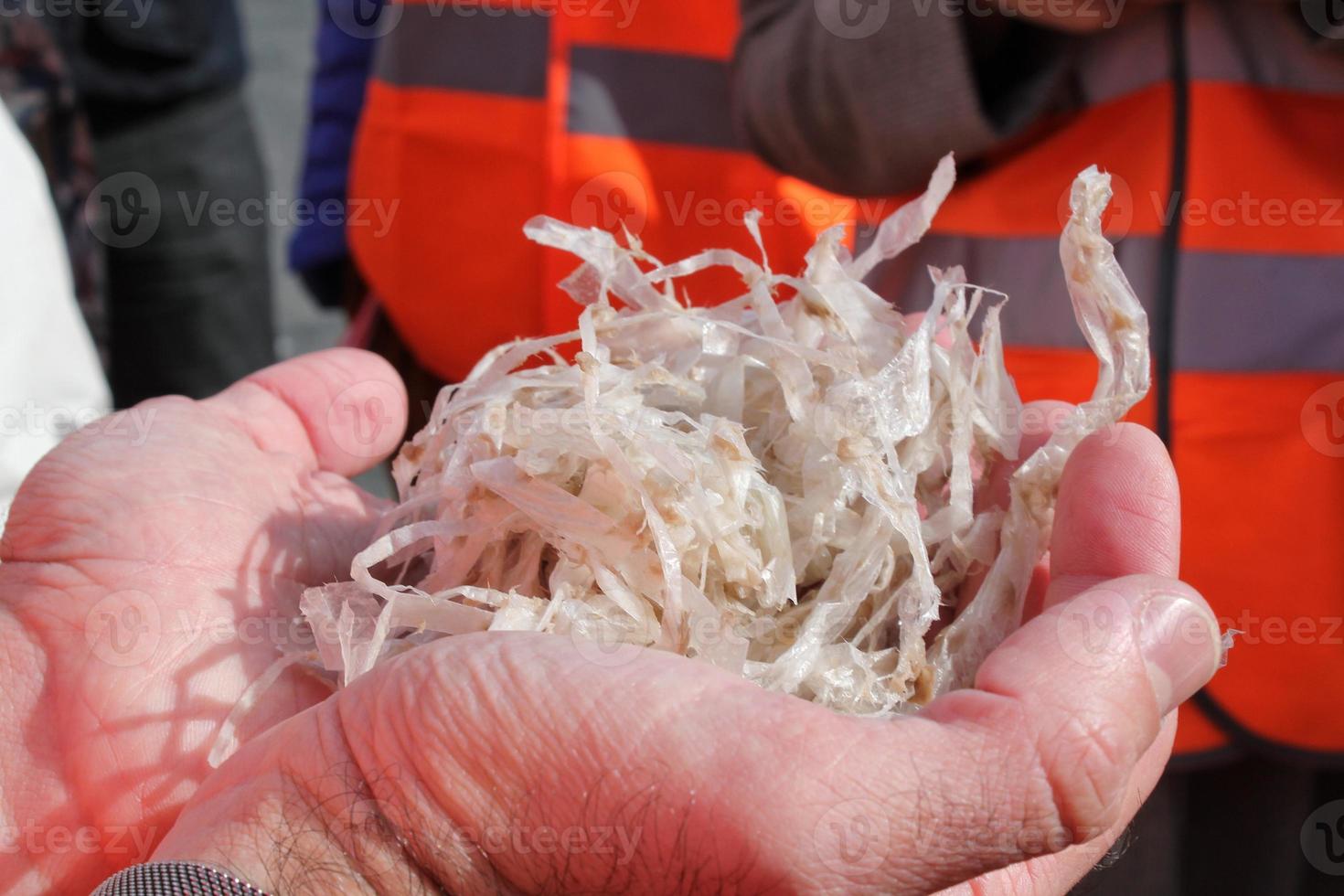 verspilling recycling versnipperd plastic vodje stukken Aan handen van Mens. milieu concept. milieuvriendelijk levensstijl nul afval. vuilnis sorteren fabriek. ecologie hergebruik idee. industrie verminderd verontreiniging fabriek foto