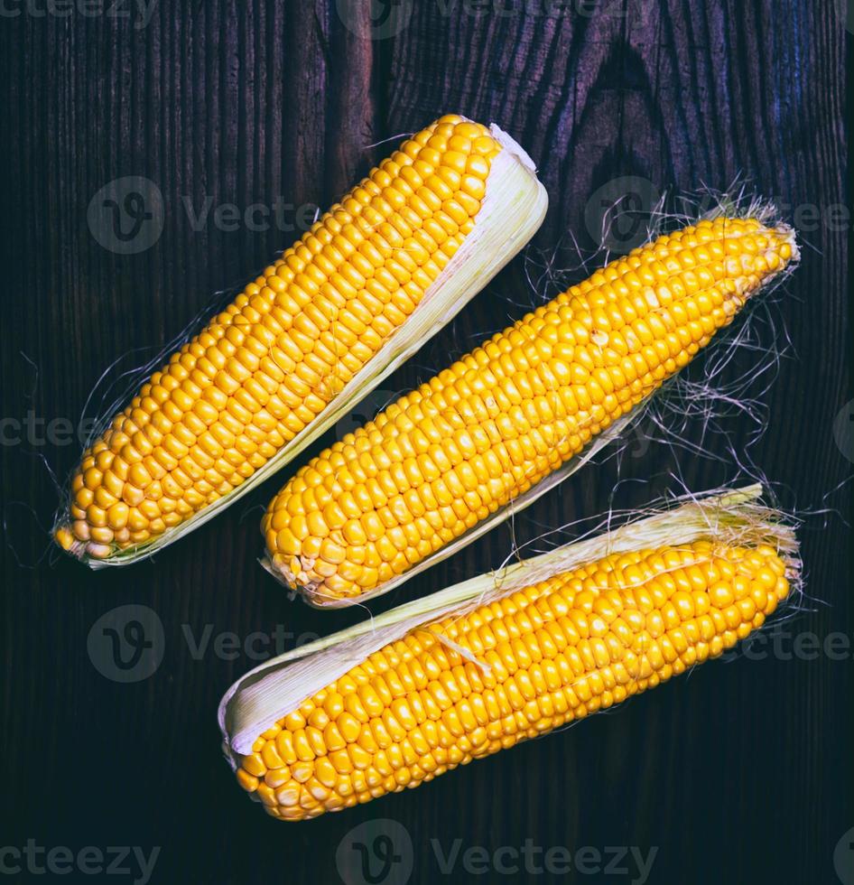 stapel van vers maïs kolven foto