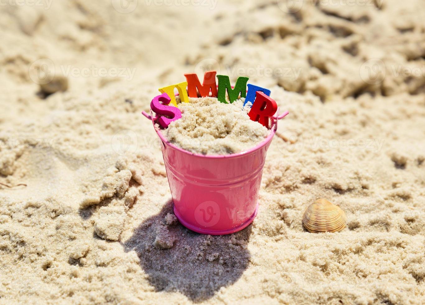 roze metaal baby emmer met zand foto