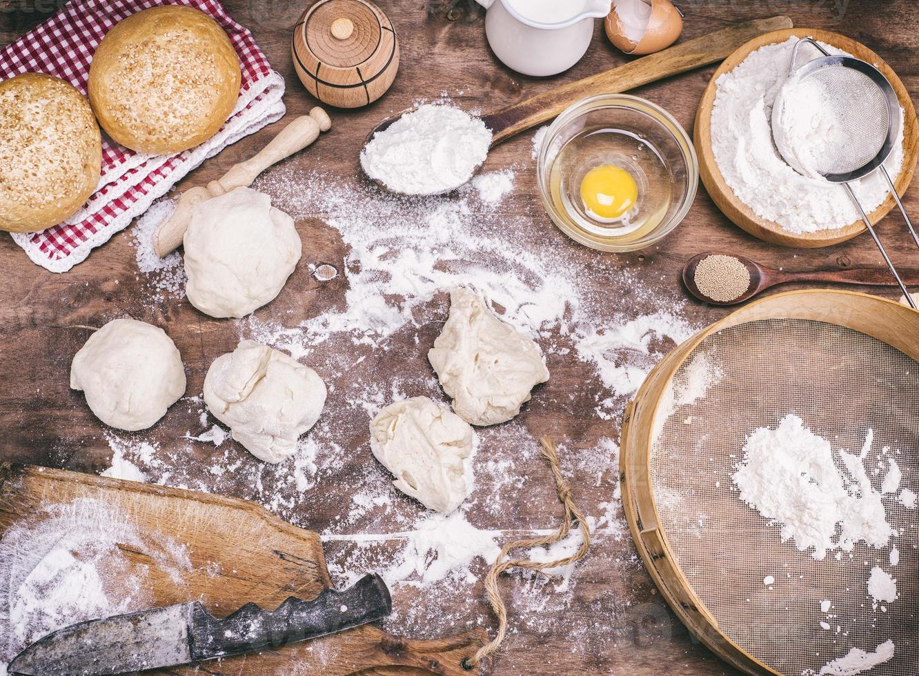 stukken van deeg gemaakt van tarwe meel foto