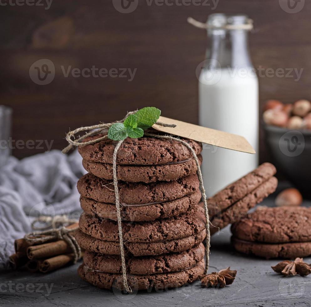 stack van chocola spaander koekjes gebonden met een touw foto