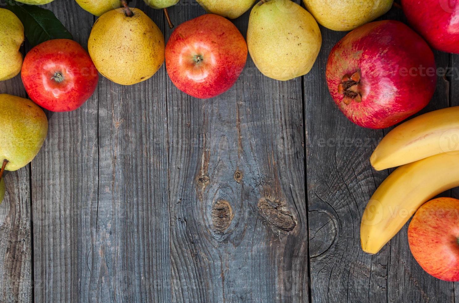 rijp fruit bekleed kader Aan een grijs houten oppervlak, leeg ruimte in de midden- foto