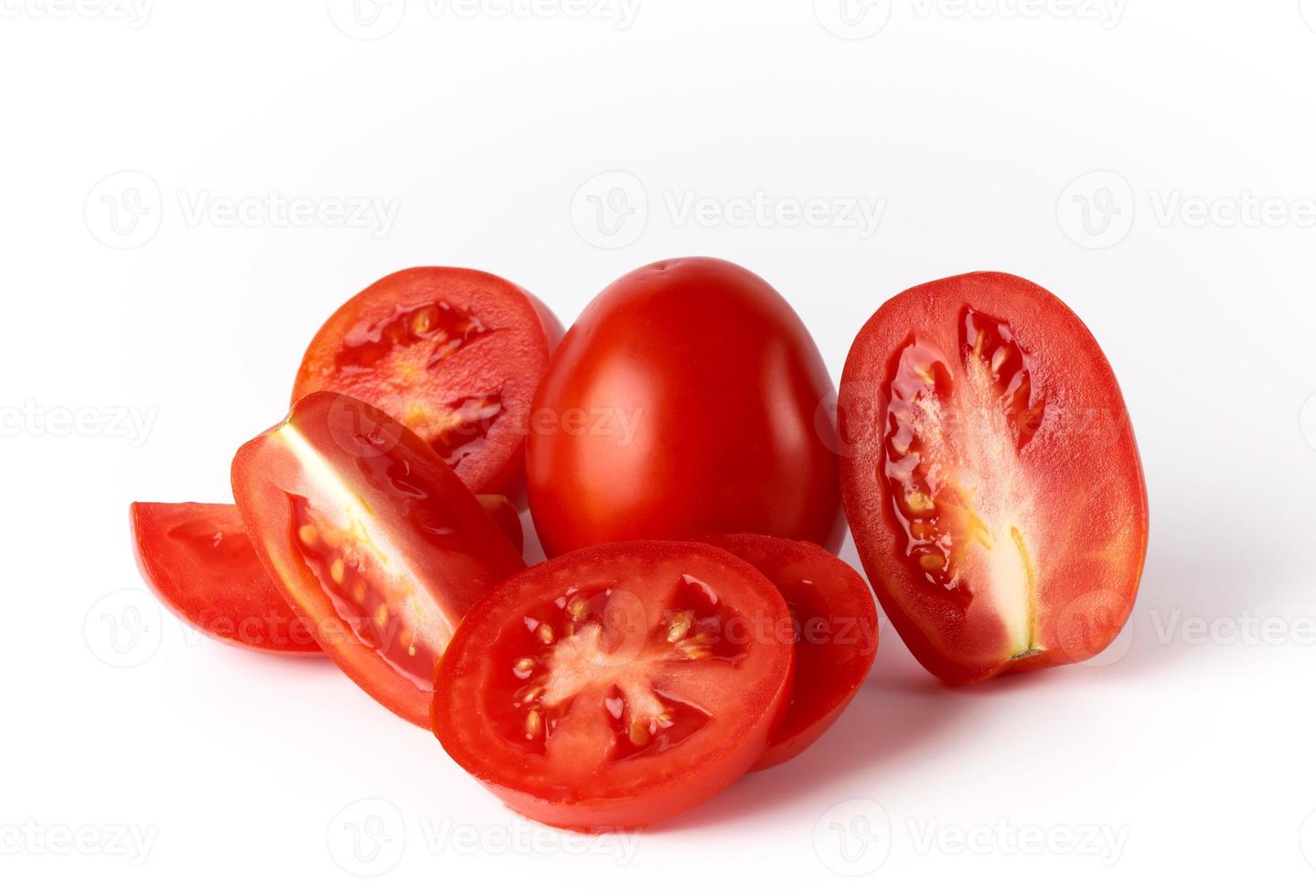 rijp rood geheel tomaten en plakjes foto