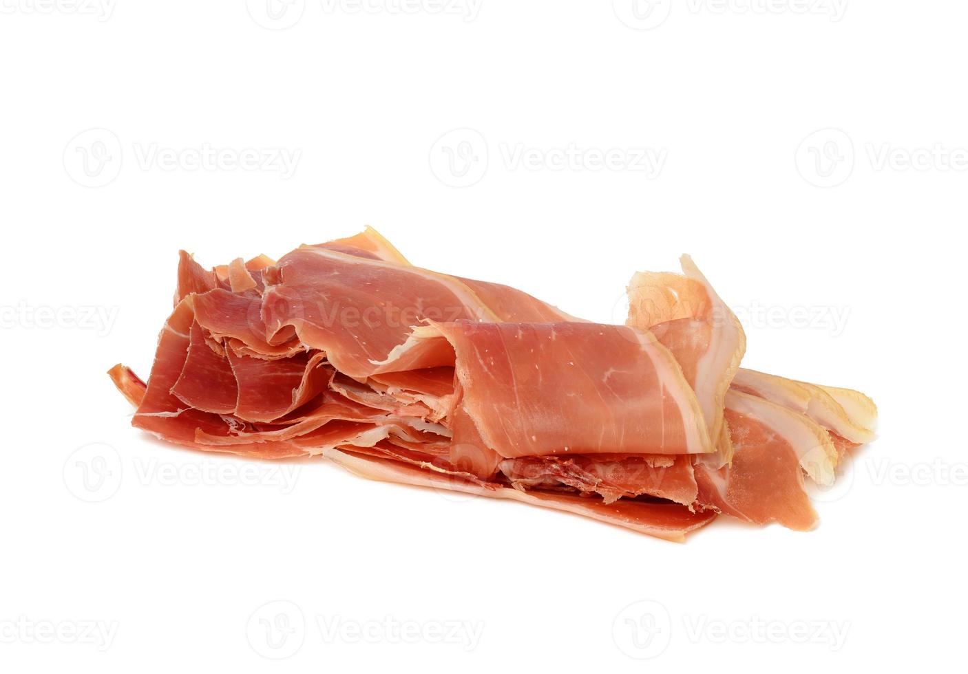 gesneden prosciutto schokkerig in dun plakjes, voedsel geïsoleerd Aan wit achtergrond foto