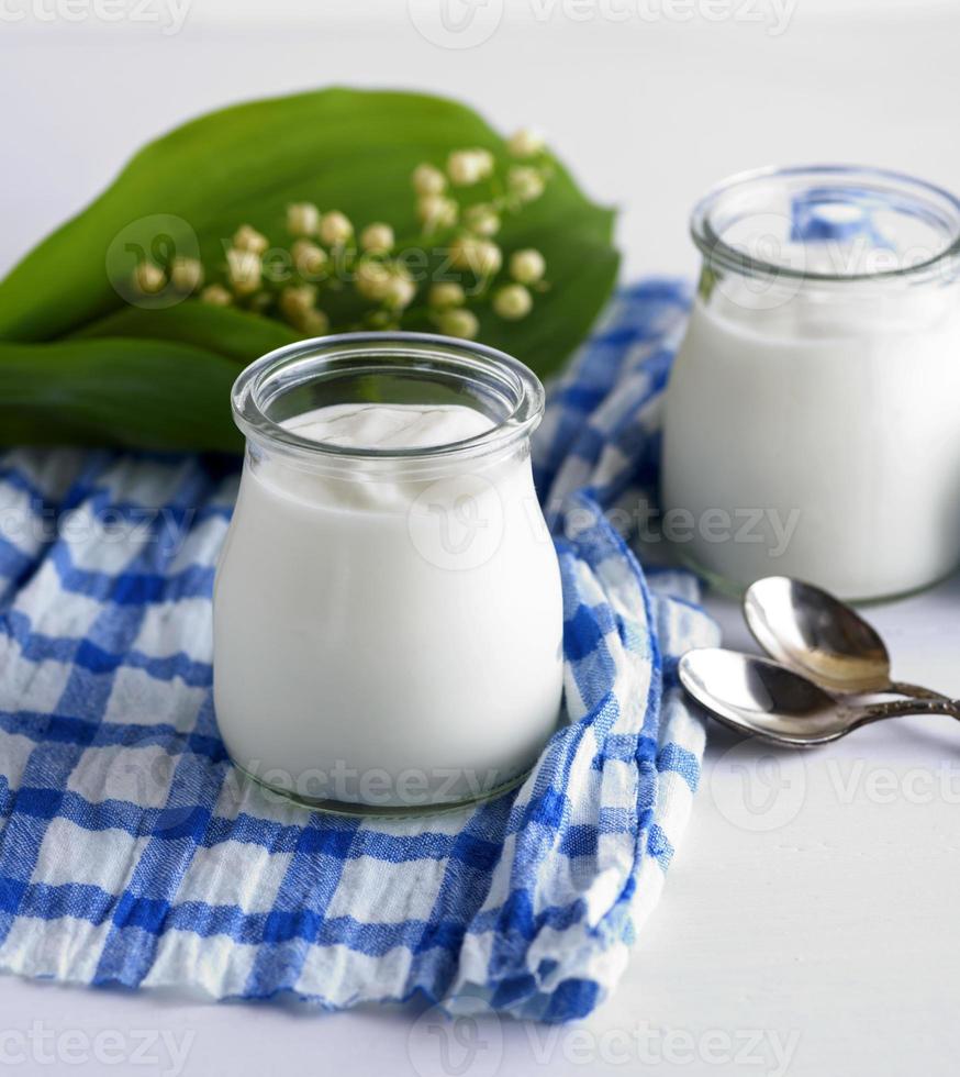 eigengemaakt yoghurt in een glas pot foto