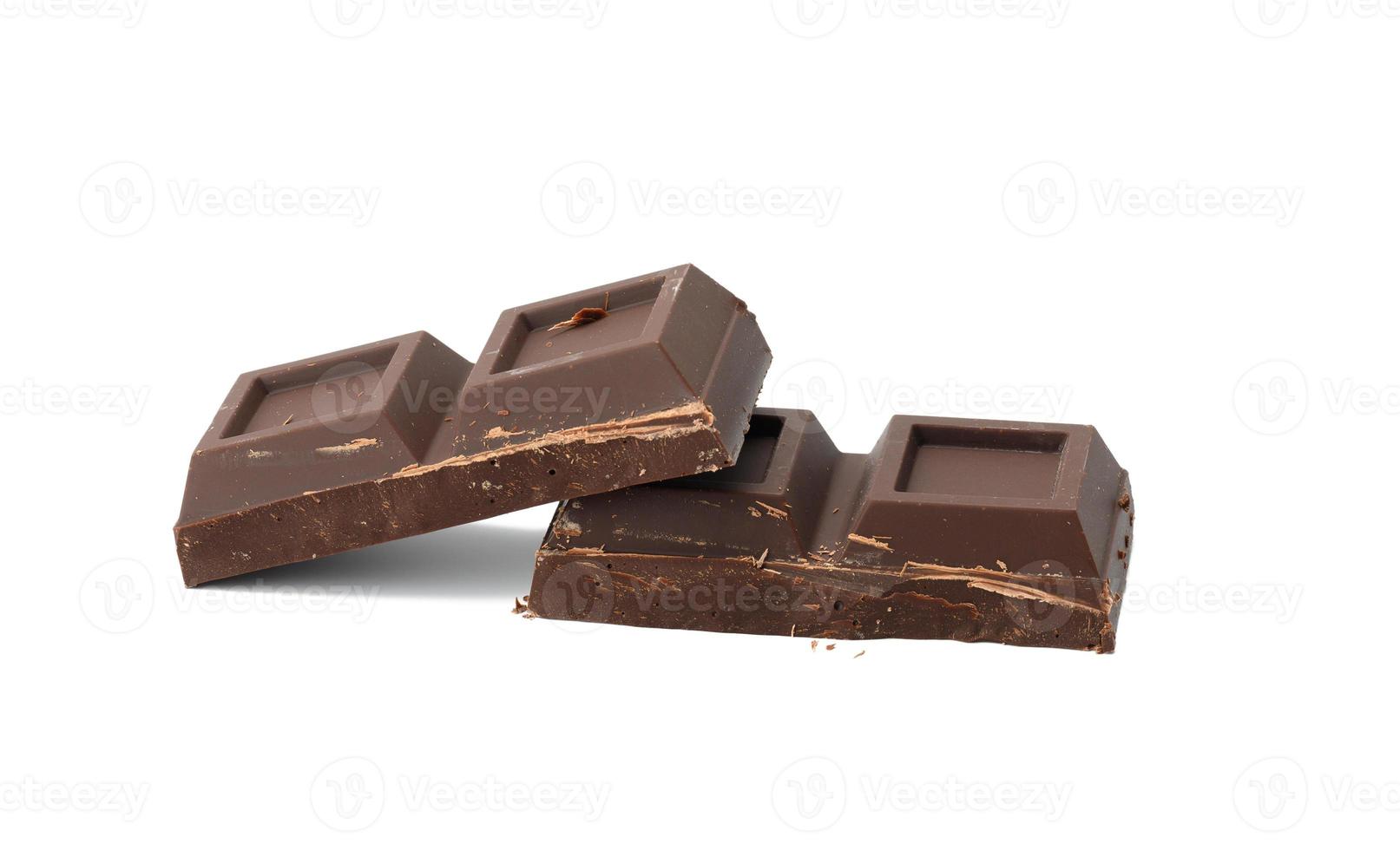 gebroken zwart chocola met stukken geïsoleerd Aan wit achtergrond. foto