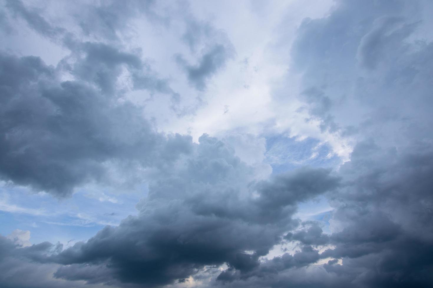 grijze regenwolken foto