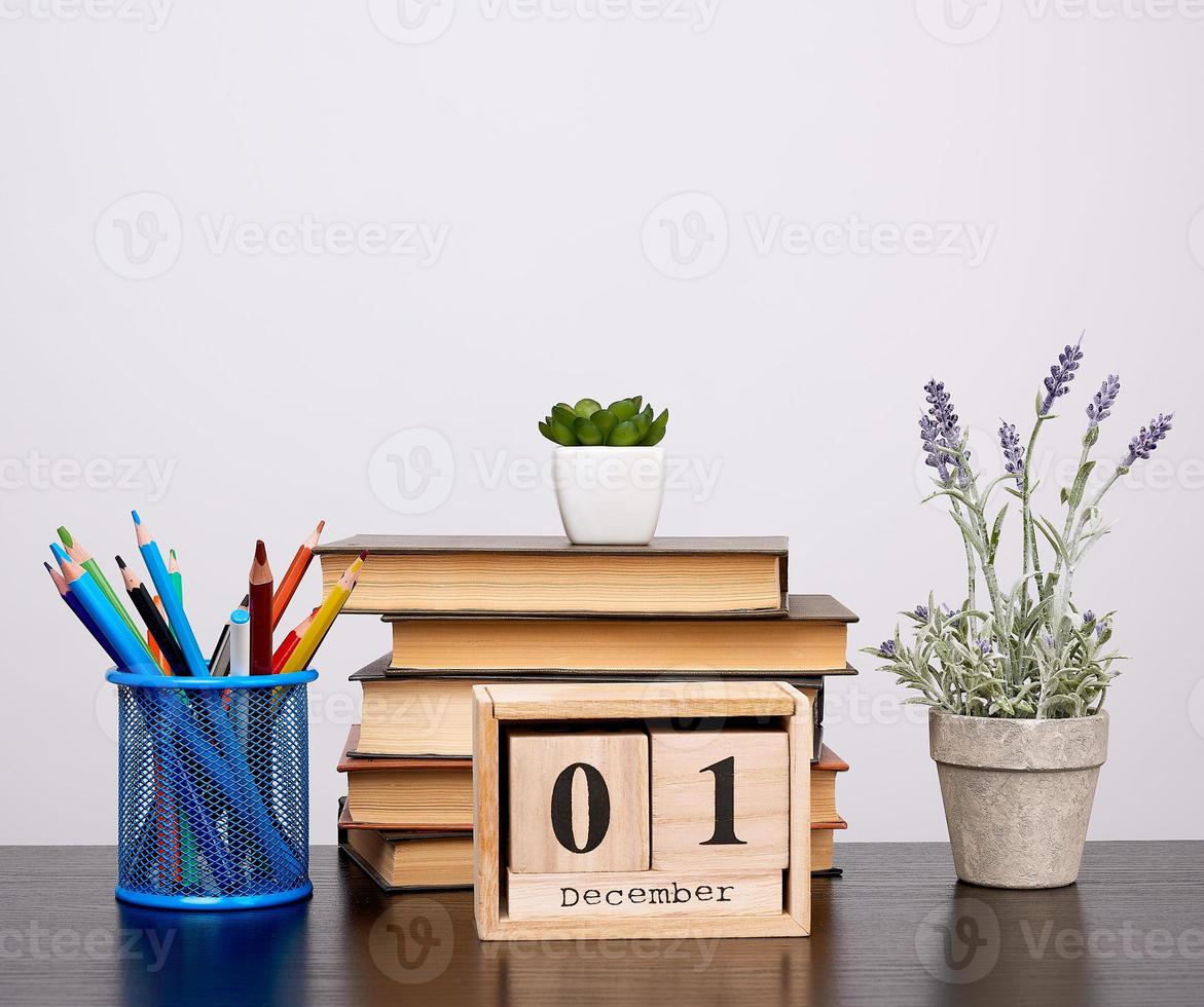 stack van boeken, een reeks van gekleurde houten potloden foto