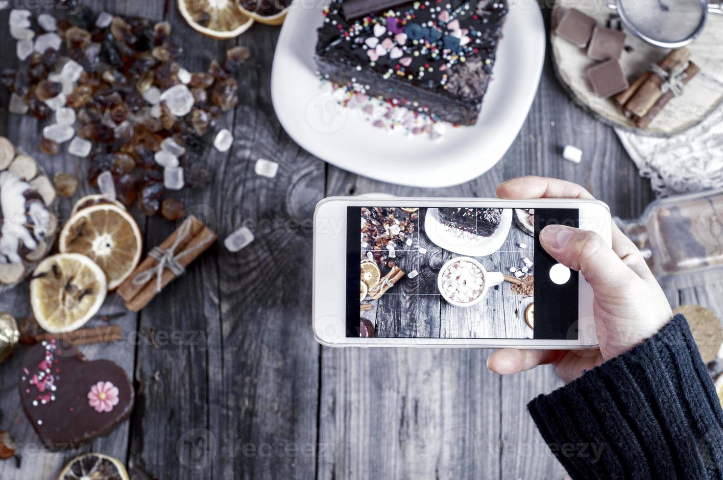 werkwijze van fotograferen de smartphone tafel met voedsel en drinken foto