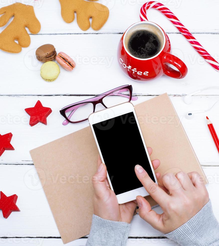 vrouw handen Holding een smartphone met een leeg zwart scherm foto