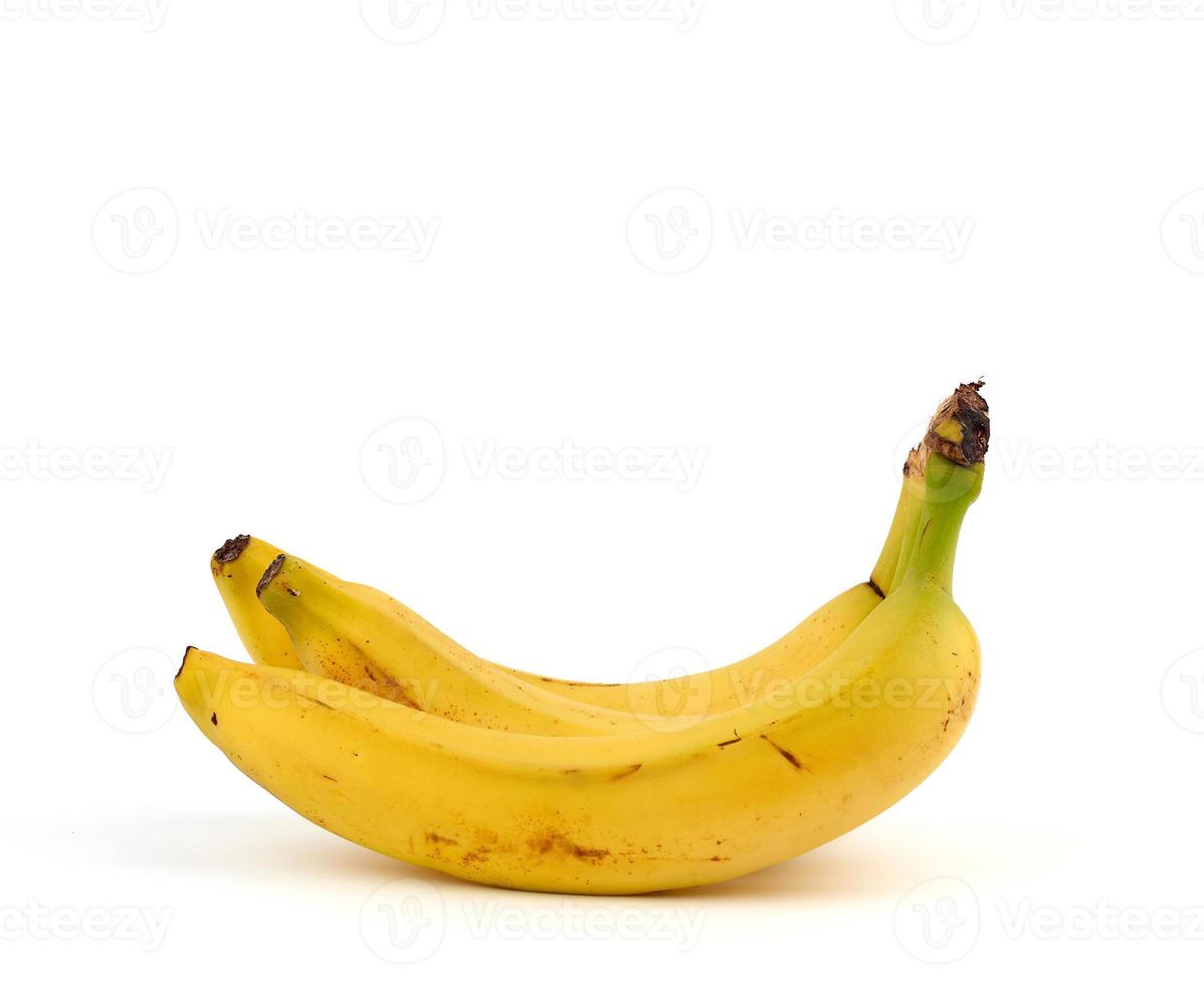 rijp geel bananen in een Pel Aan een wit achtergrond foto