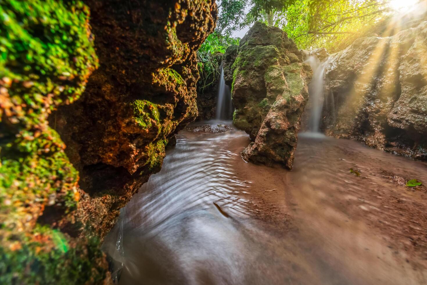 rivier in het bos in Thailand foto